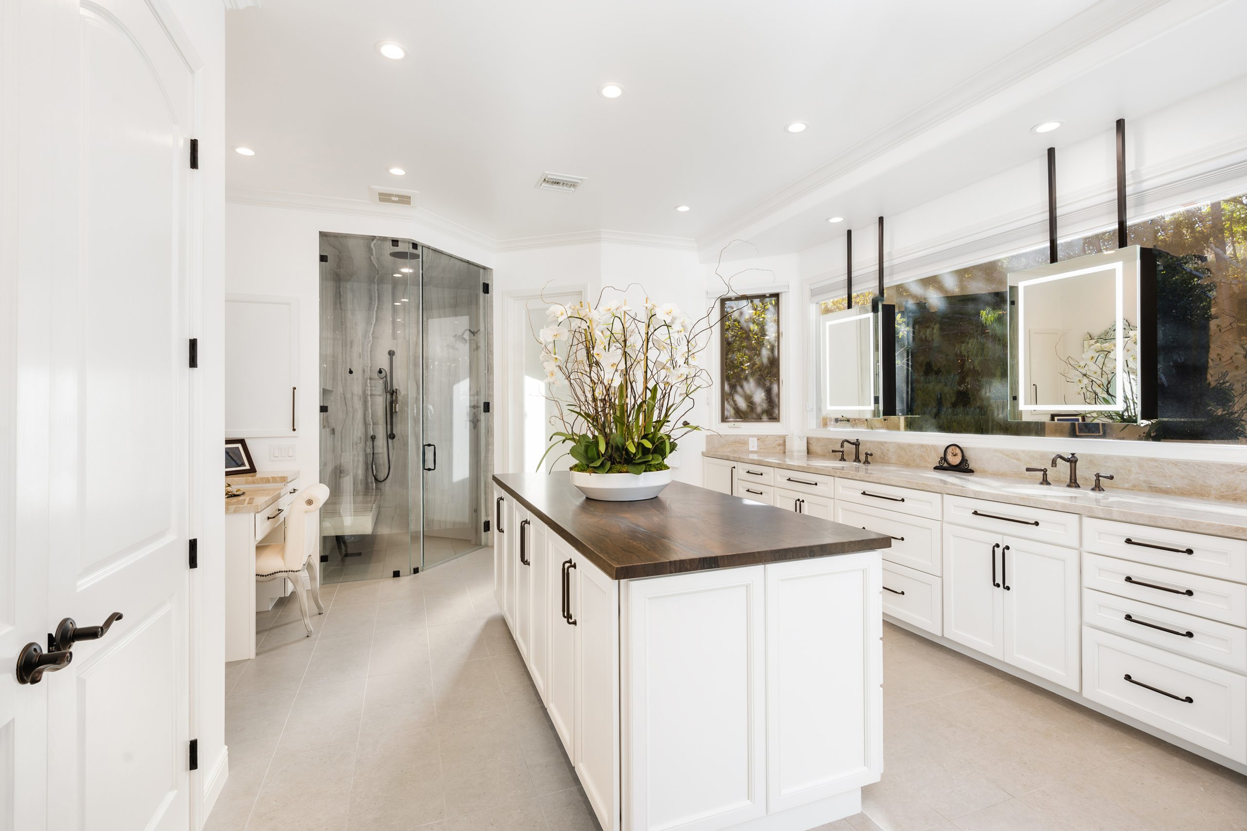 Kitchen remodel cost in Austin shown in a finished luxury kitchen by Brentwood Homecraft